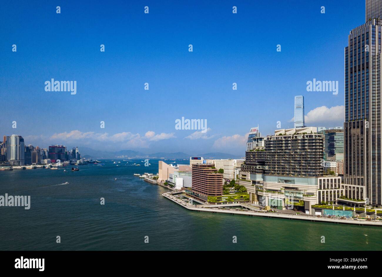 Vue aérienne sur la ville de Hong kong au-dessus du port pendant l'après-midi en été Banque D'Images