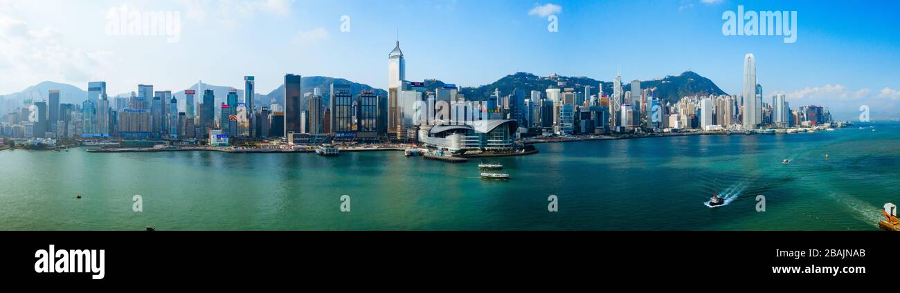 Vue aérienne sur la ville de Hong kong au-dessus du port pendant l'après-midi en été Banque D'Images