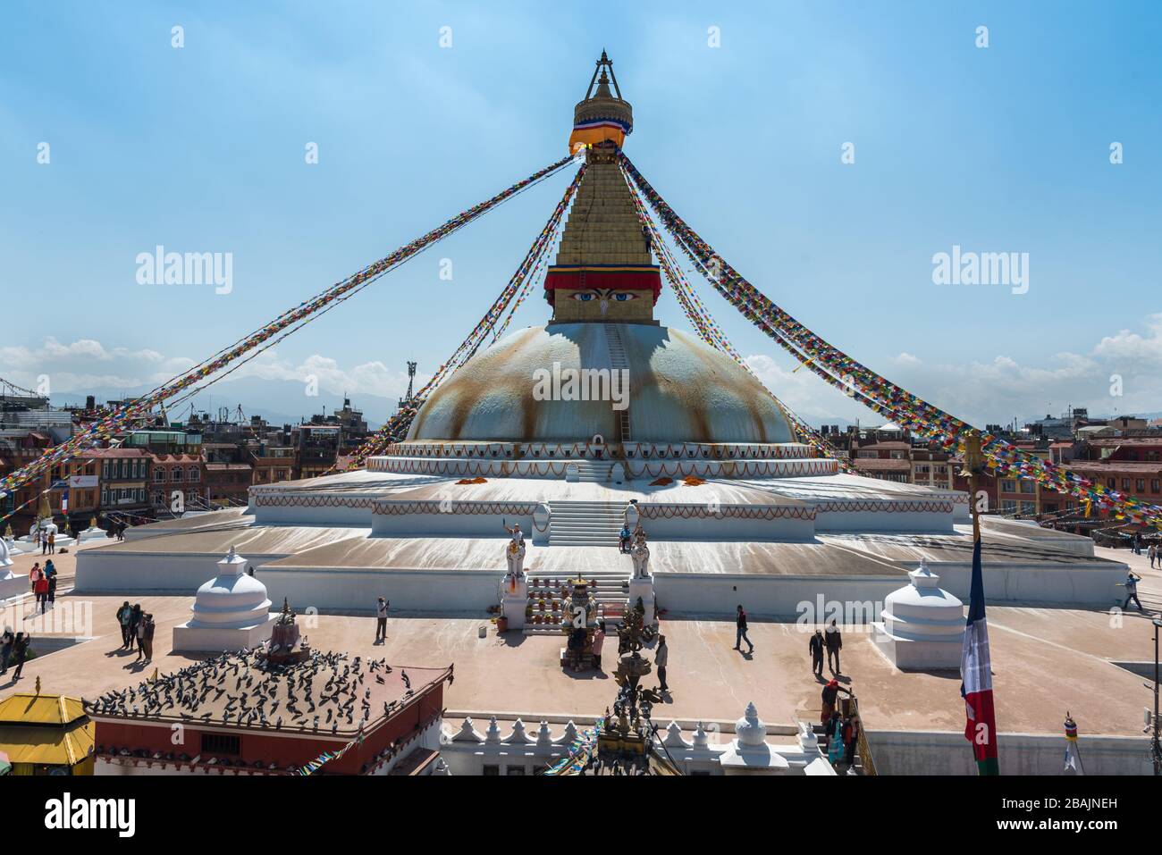 Katmandou, Népal - 8 mars 2020: Un des plus grands stupas au monde dans la ville de Katmandou au Népal Banque D'Images