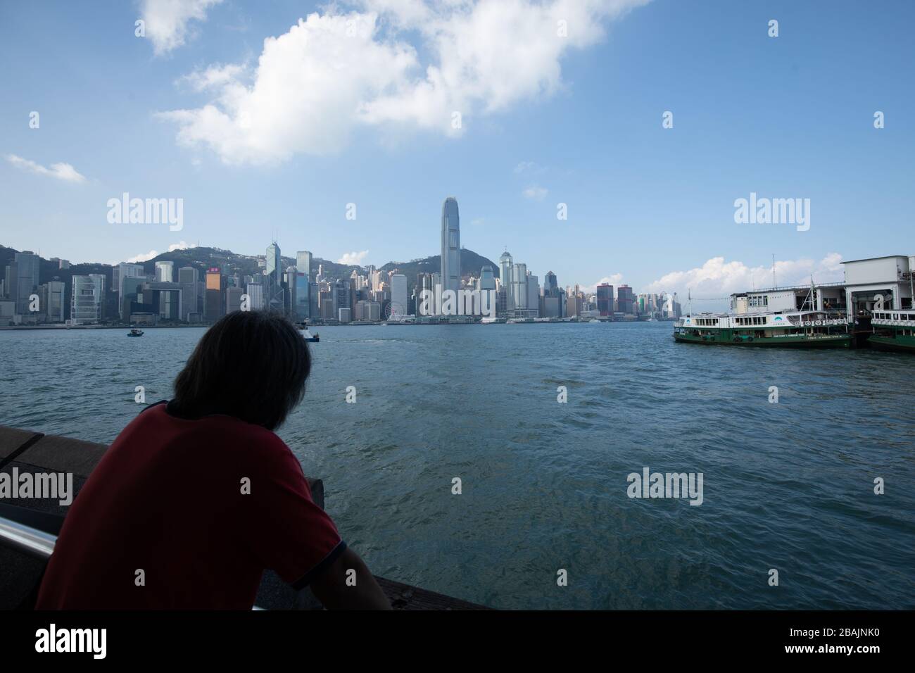 Une personne qui regarde la Tour 2 de la SFI, Centre financier international Hong Kong Central de l'autre côté du port pendant l'après-midi Banque D'Images