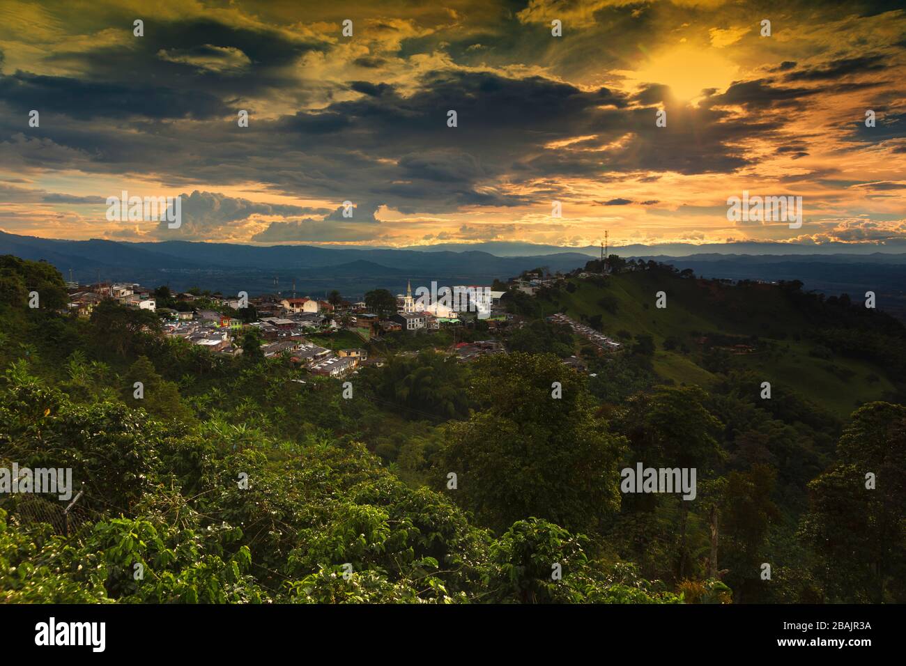 Amérique du Sud, Colombie, Quindio, Buenavista. Vue sur le village de Buenavista depuis la finca de café San Alberto Banque D'Images