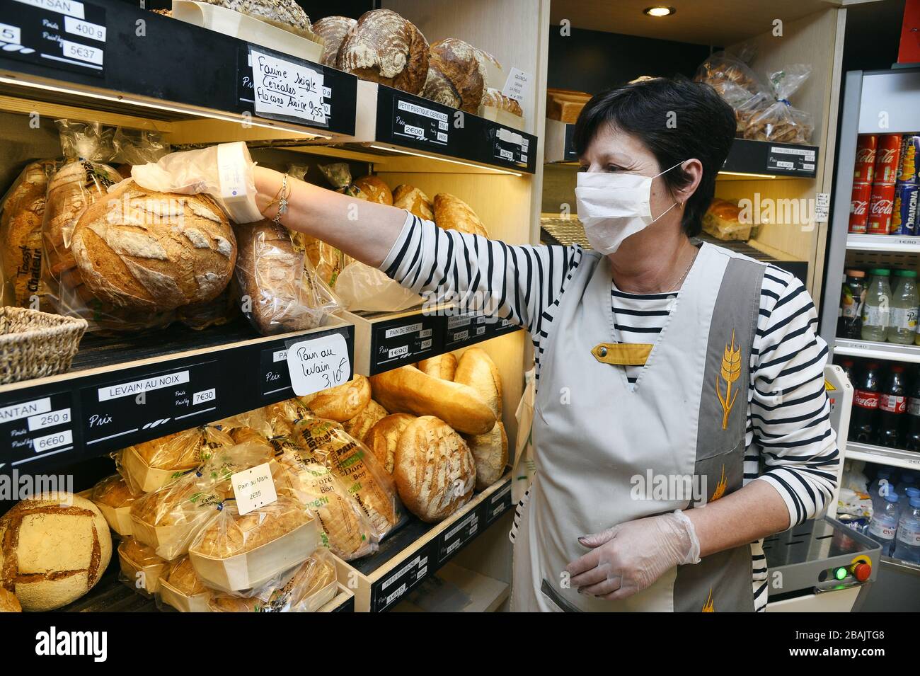Mettre en œuvre des mesures d'hygiène plus drastiques contre le coronavirus  dans la boulangerie française - Paris - France Photo Stock - Alamy