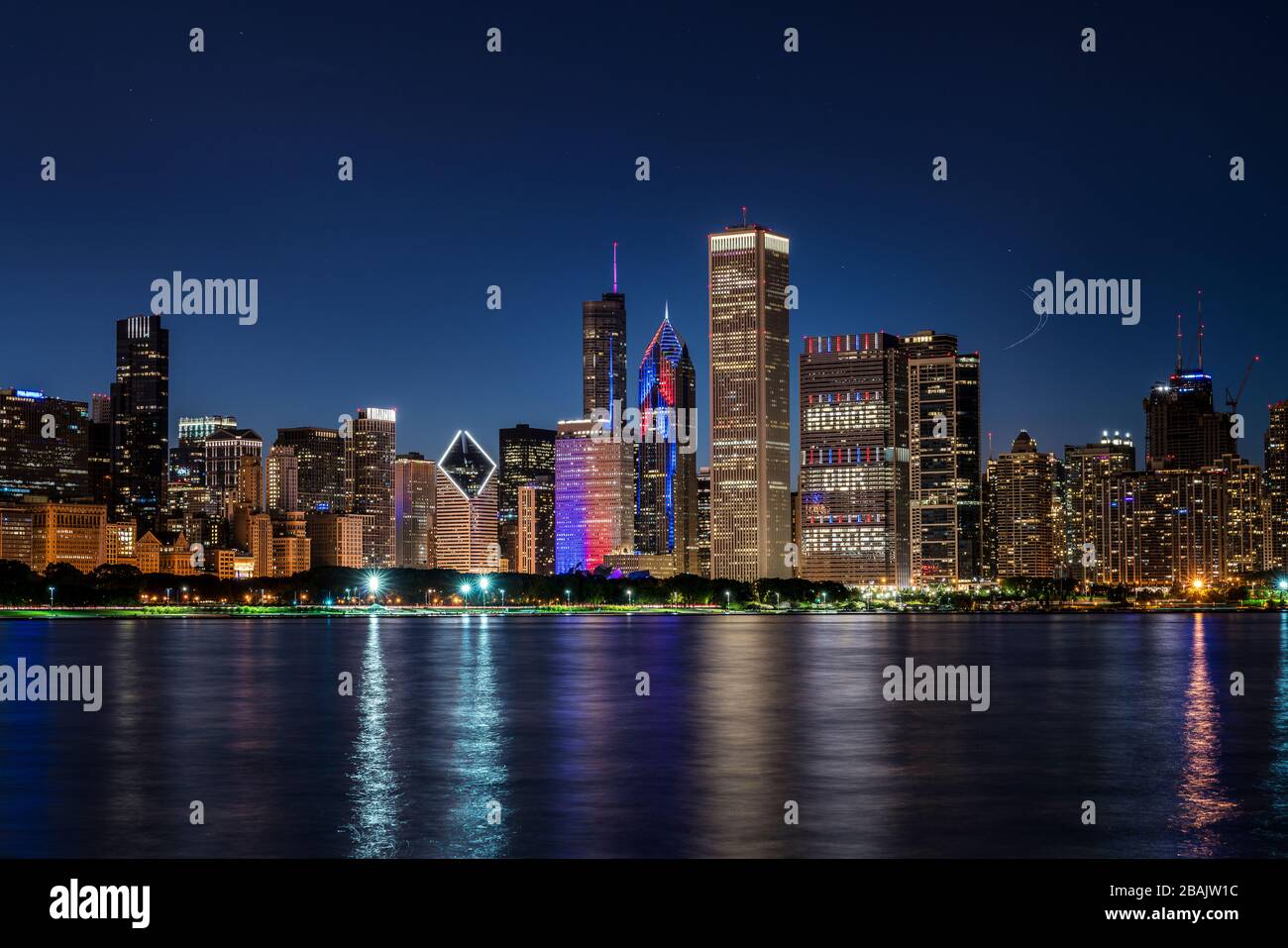 Honore nos héros illuminés sur Chicago Skyline Banque D'Images