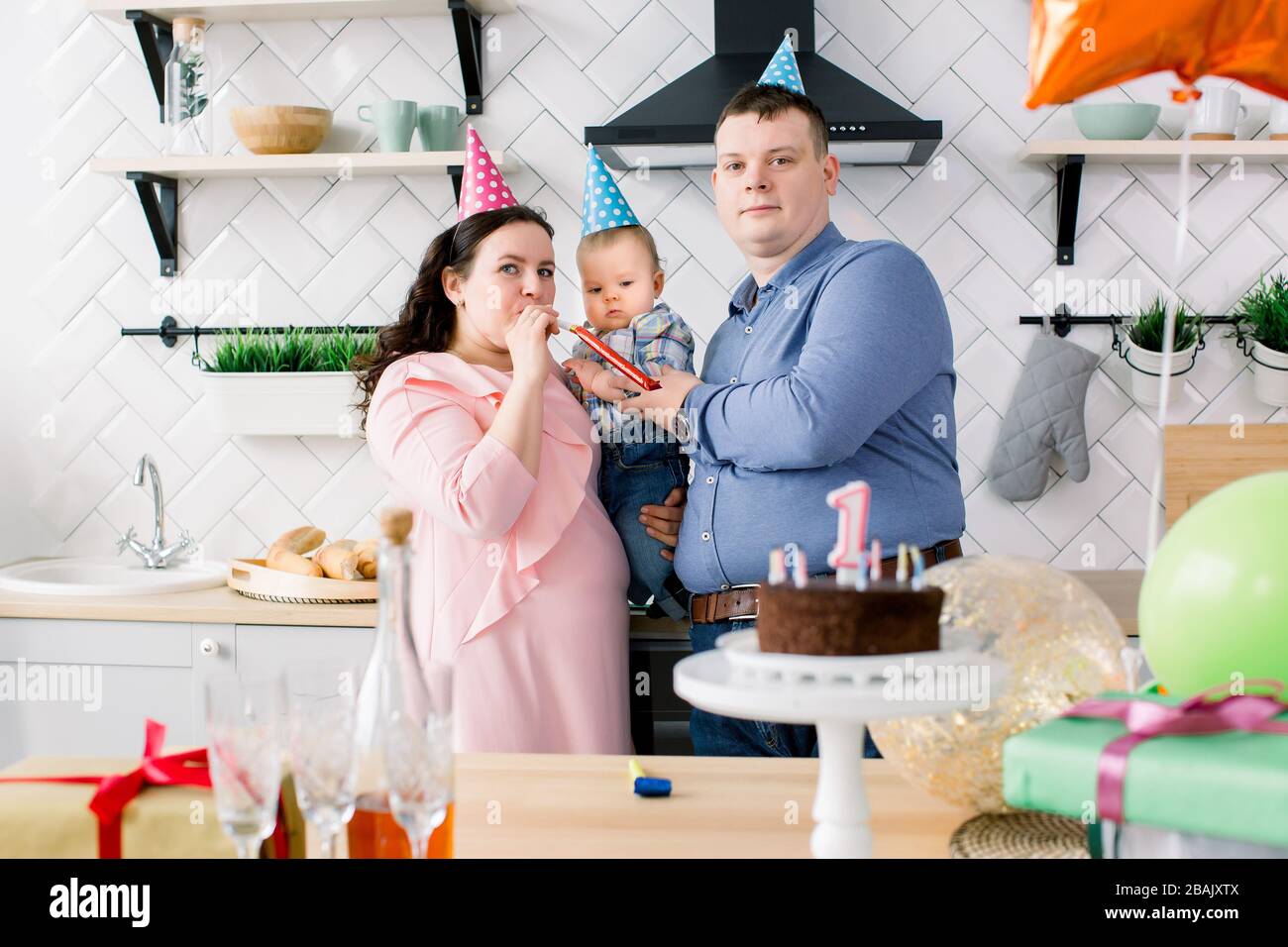 Joyeux Petit Garcon Pere Et Mere Avec Des Trompettes Et Des Ballons Lors De La Fete D Anniversaire Jeune Famille Celebrant Son Anniversaire Avec Un Gateau Photo Stock Alamy Joyeux Petit Garcon Pere Et Mere Avec Des Trompettes Et Des Ballons Lors De La Fete D Anniversaire Jeune Famille Celebrant Son Anniversaire Avec Un Gateau Photo Stock Alamy