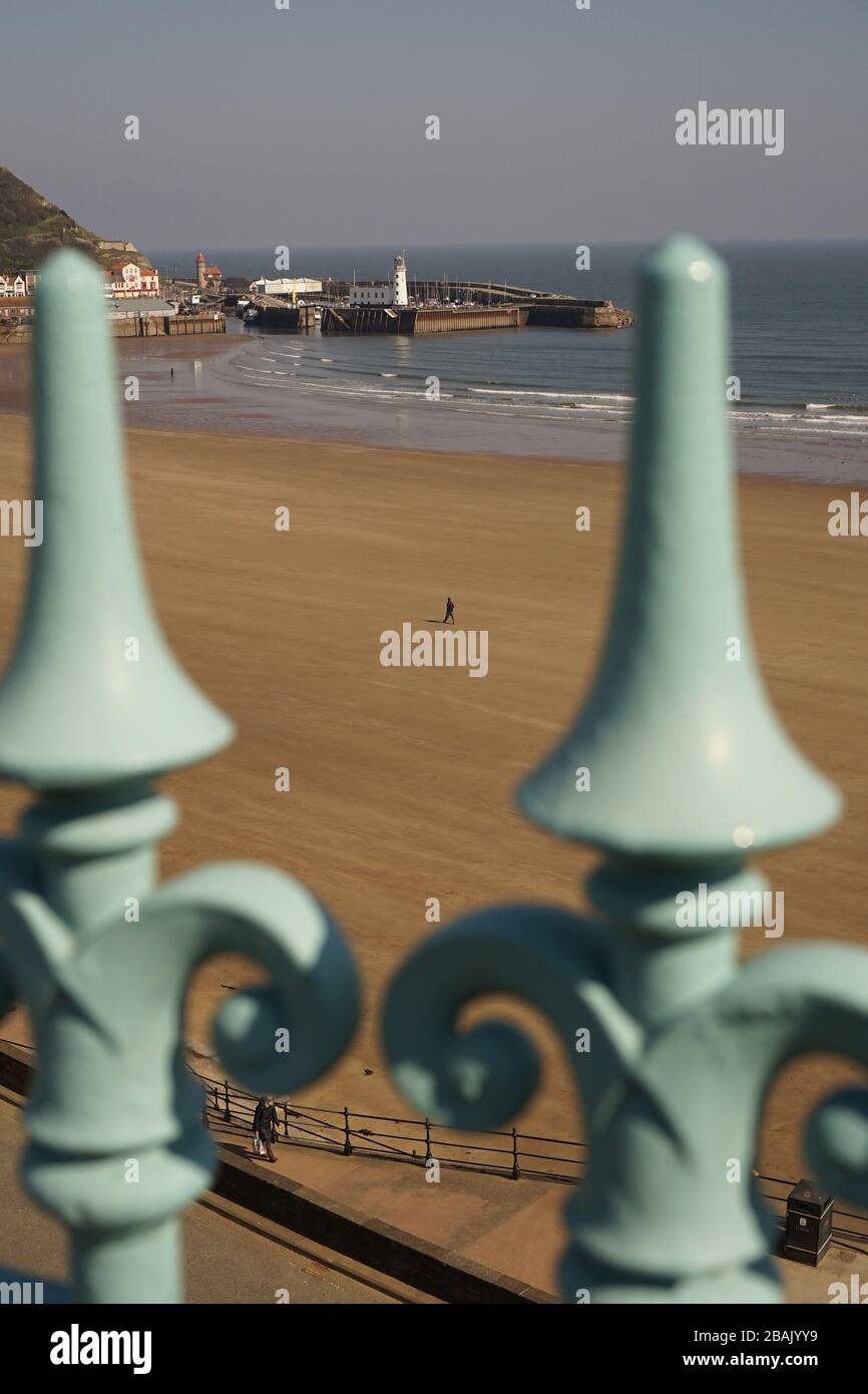 Vue sur la plage et le phare de Scarborough, dans la baie sud, déserté en raison du virus Corona, le gouvernement a bloqué les conseils par les chemins de fer de l'époque victorienne Banque D'Images