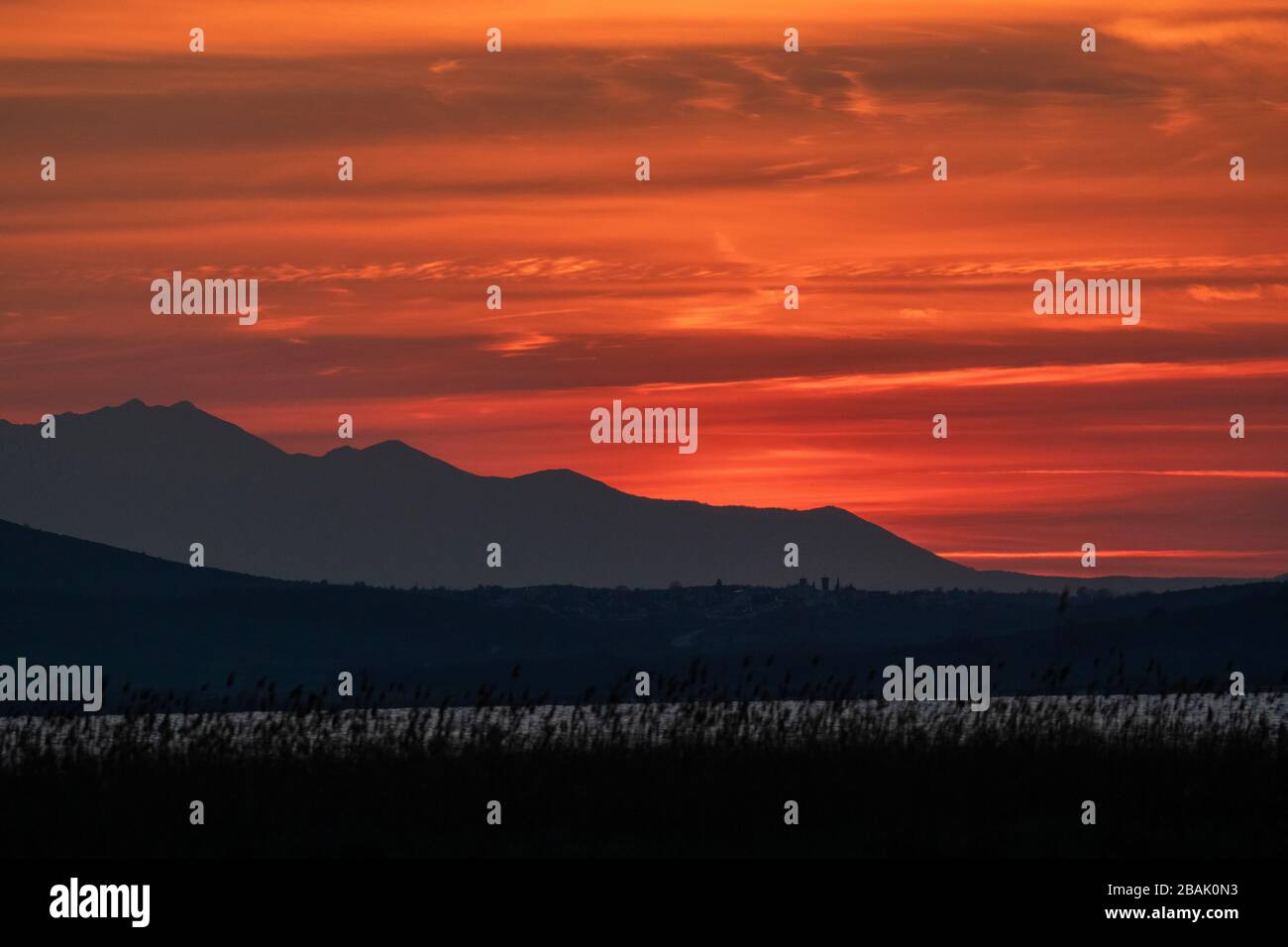 Coucher de soleil en direction de l'ouest de Porto Lagos vers les collines de Pangaion, le parc national du delta de Nestos et les lacs de Vistonida-Ismarida, Grèce. Banque D'Images