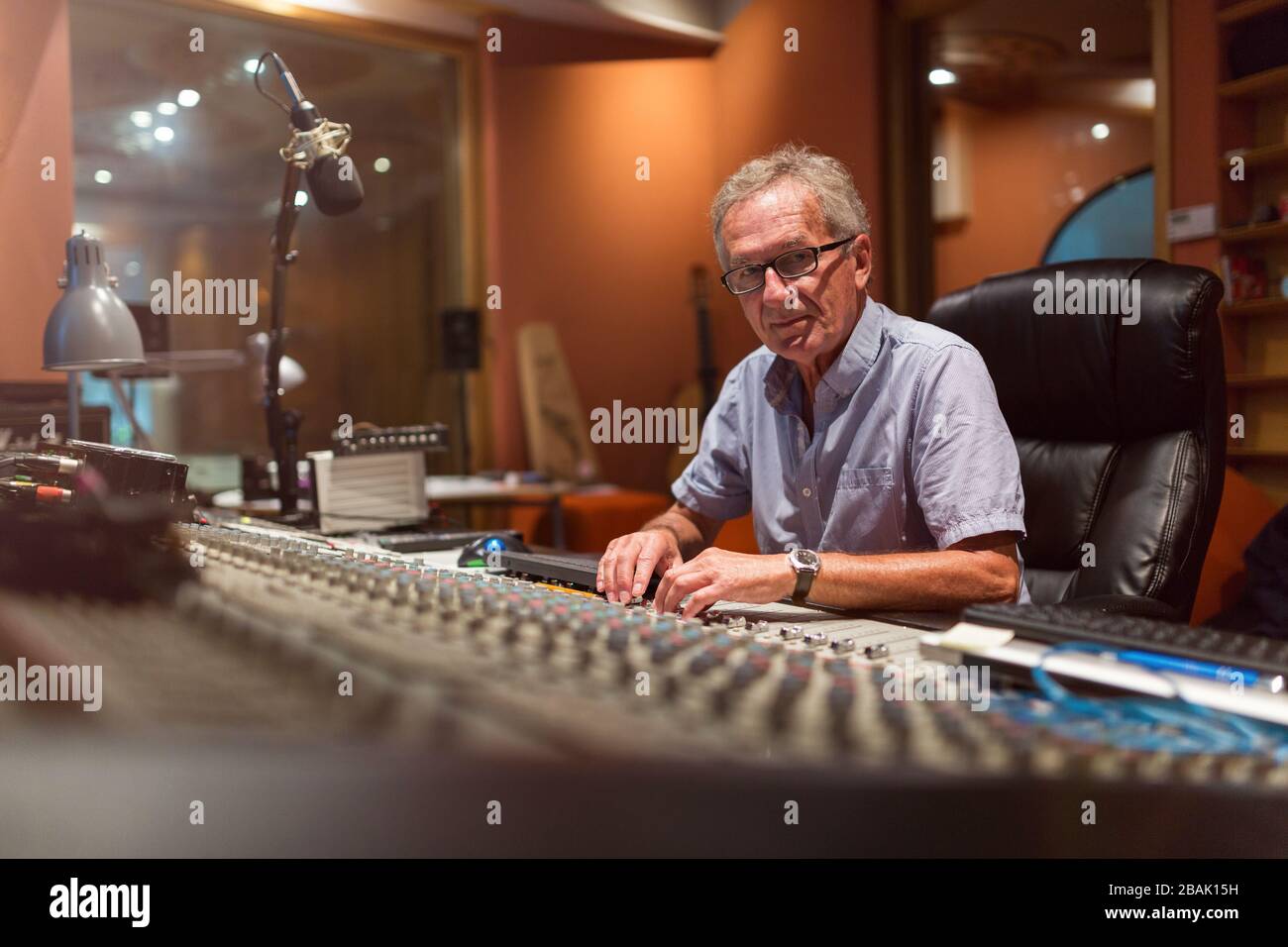 Homme d'âge mûr au bureau de mixage dans un studio d'enregistrement Banque D'Images