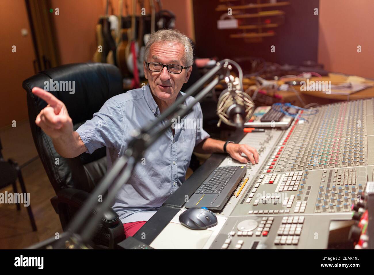 Homme d'âge mûr au bureau de mixage dans un studio d'enregistrement Banque D'Images