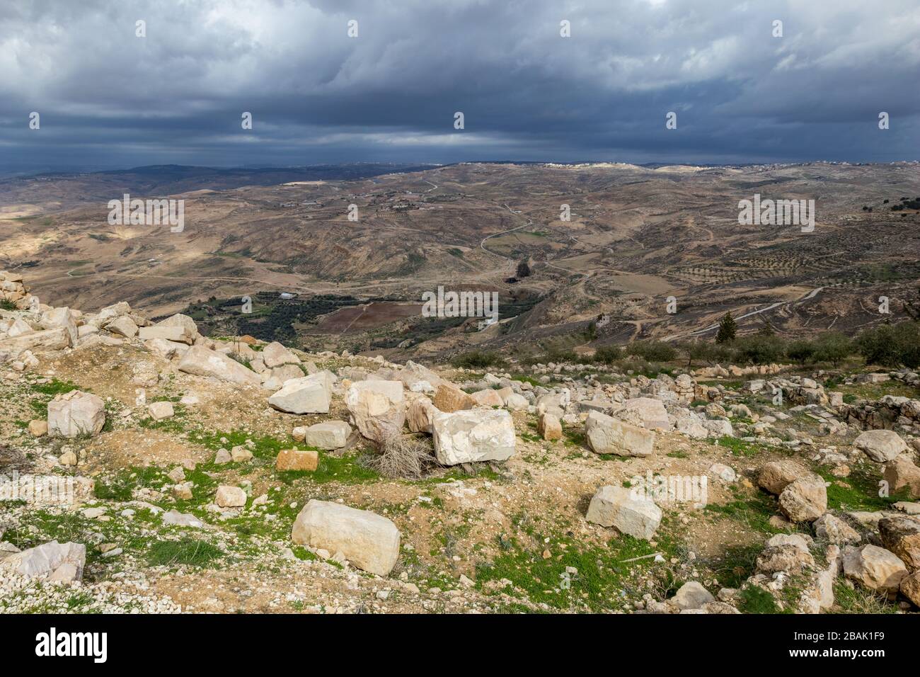 Vue sur le paysage, paysage, terre promise vu du Mont Nebo, Royaume de Jordanie, Moyen-Orient, de beaux nuages dans l'après-midi d'hiver venteux Banque D'Images