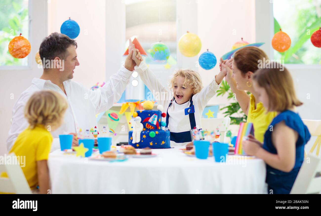 Fete D Anniversaire Sur Le Theme De L Espace Pour Les Enfants Avec Gateau Et Cupcakes Fusee Systeme Solaire Planete Et Decoration Astronaute Pour L Evenement Enfant Petit Garcon Amis Et Photo Stock Alamy