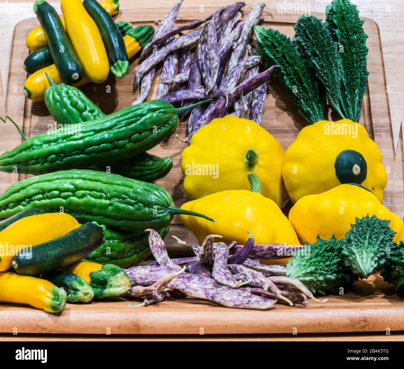 groupe de légumes asiatiques sur planche à découper en bois reflété dans le miroir Banque D'Images