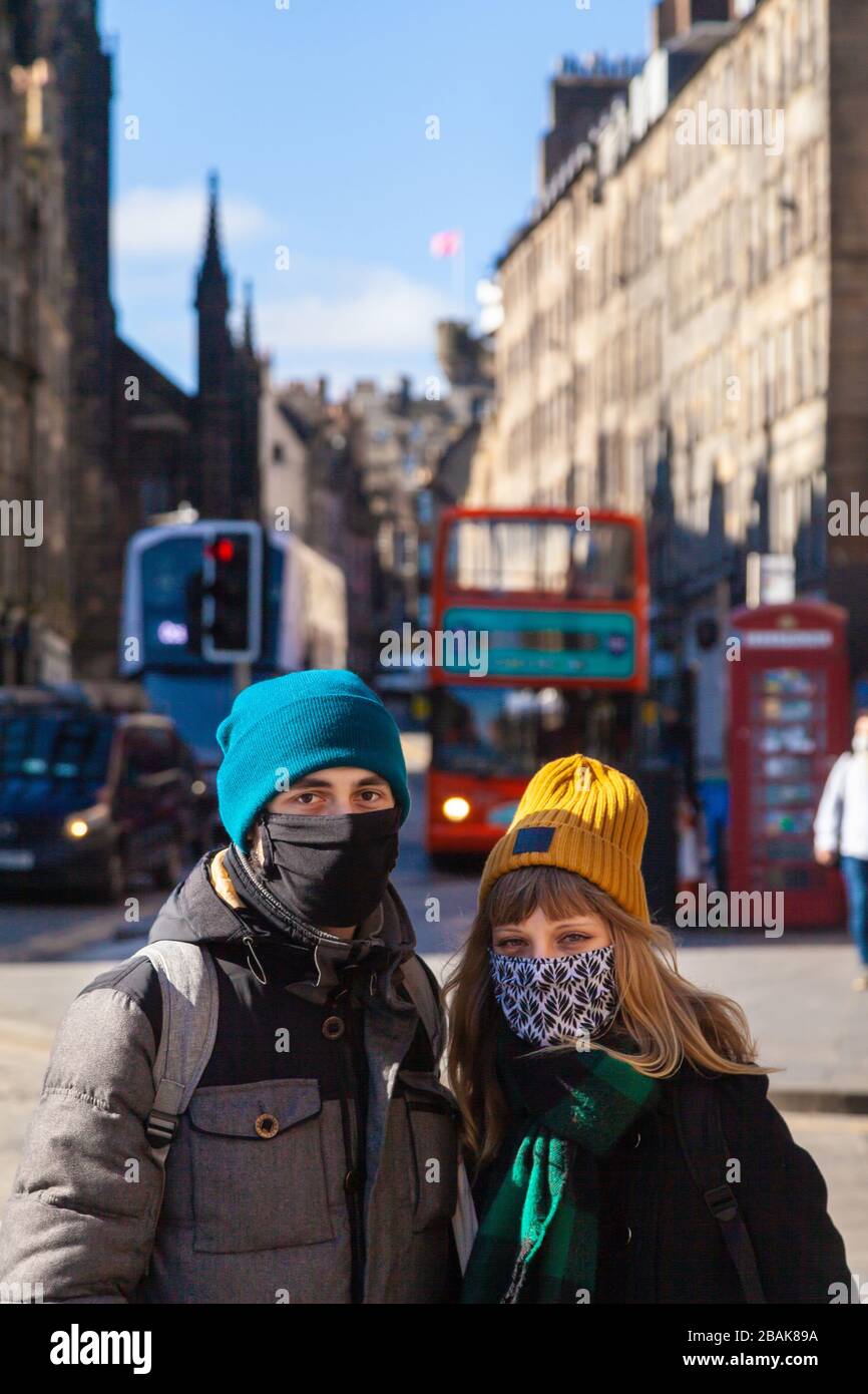 Les touristes portent des masques sur le Royal Mile lors de l'éclusage de la pandémie de coronavirus en mars 2020 Banque D'Images