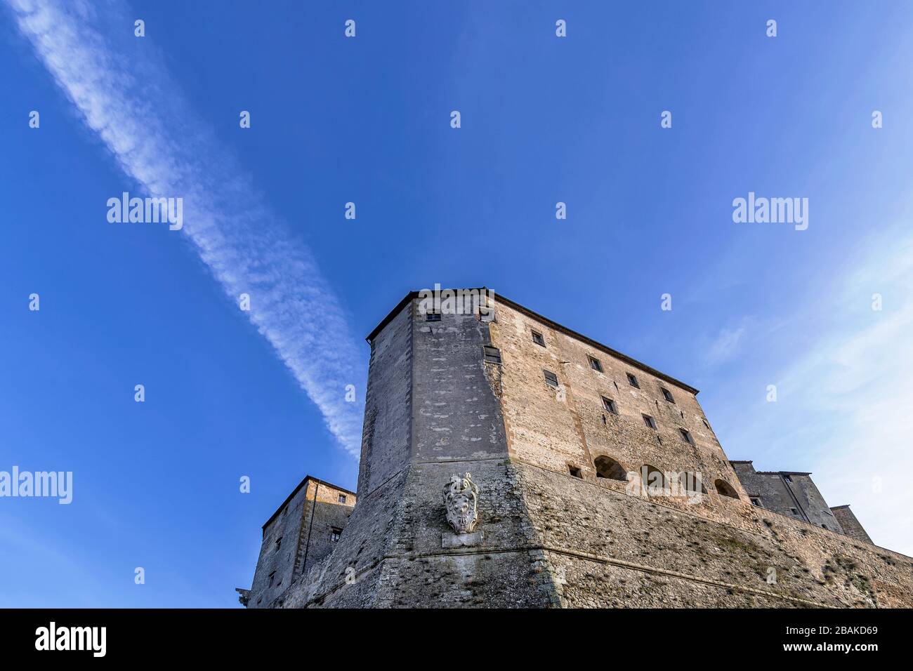 Vue magnifique depuis le bas de l'ancienne forteresse d'Orsini dans le centre historique de Sorano, Maremma, Toscane, Italie Banque D'Images