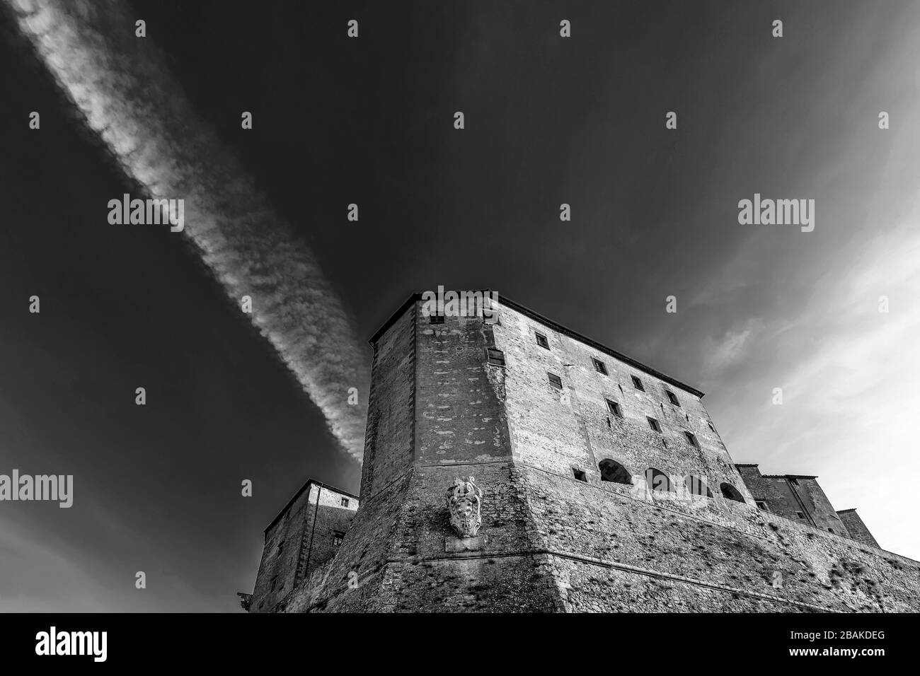 Magnifique vue noir et blanc depuis le bas de l'ancienne forteresse d'Orsini dans le centre historique de Sorano, Maremma, Toscane, Italie Banque D'Images