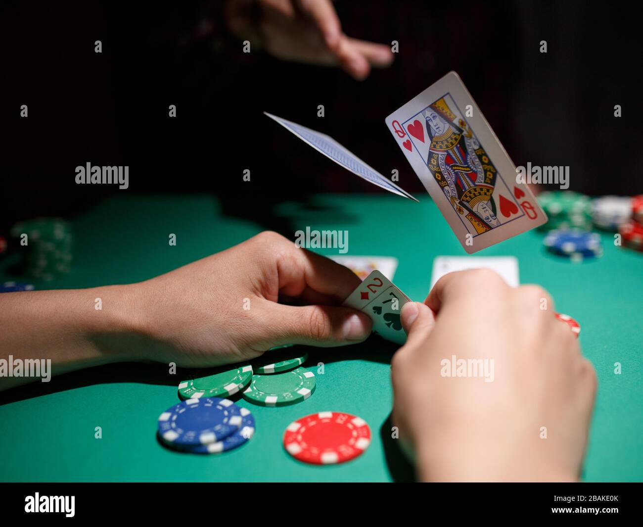 jeu de poker professionnel. table de poker avec deux jeux. le joueur de poker se plie en lançant des cartes sur la table Banque D'Images