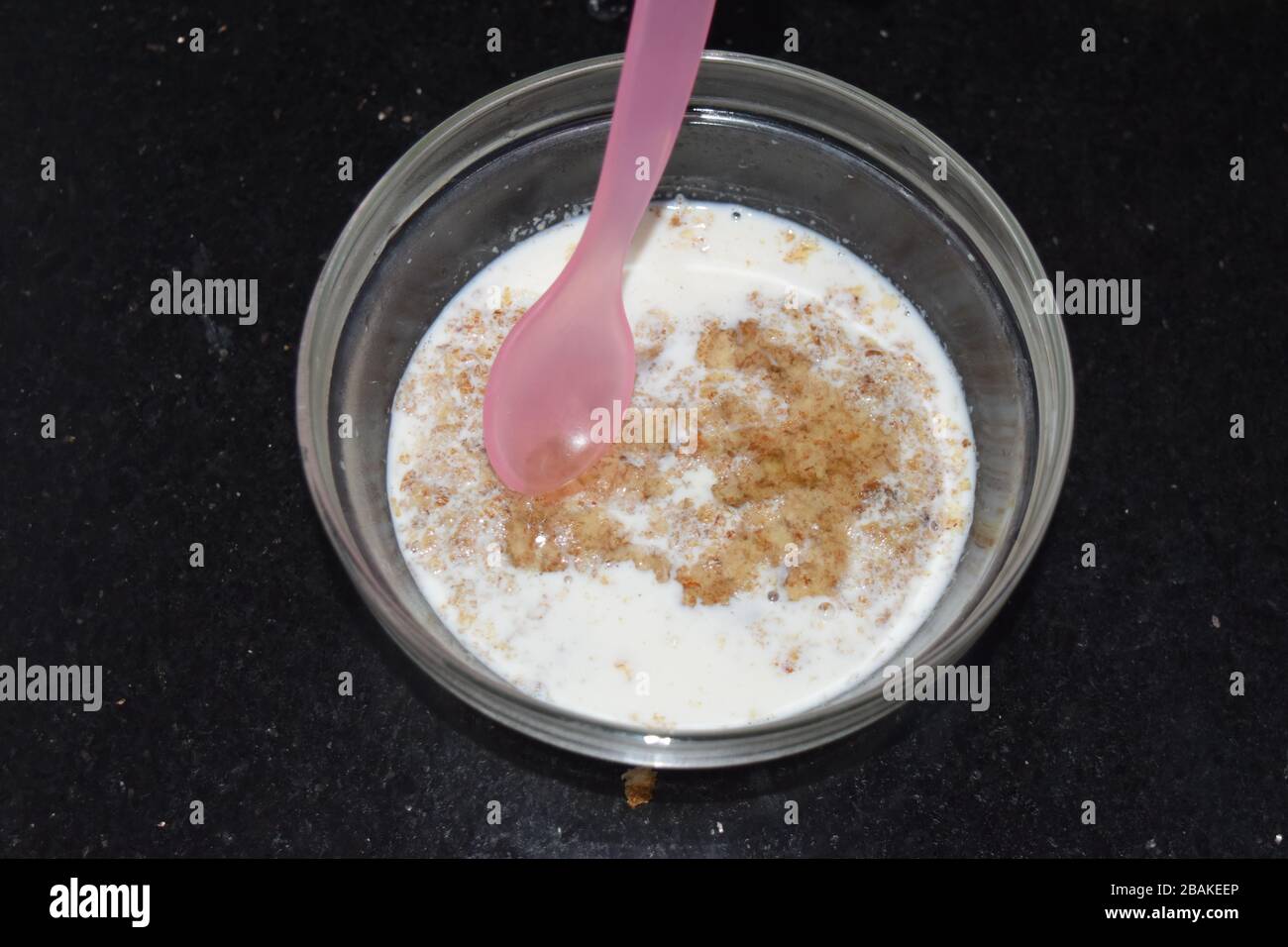 Bol de blé mélangé avec du lait chaud à faible teneur en matières grasses et du miel Banque D'Images