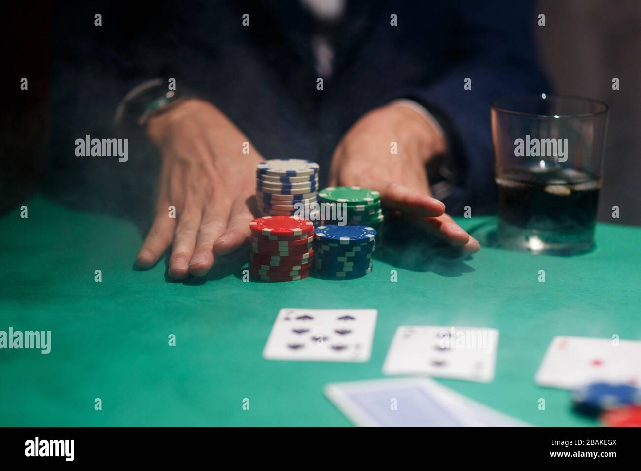 le joueur de poker parie tous les jetons. Gros risques de poker. Table de poker et gros plan Banque D'Images