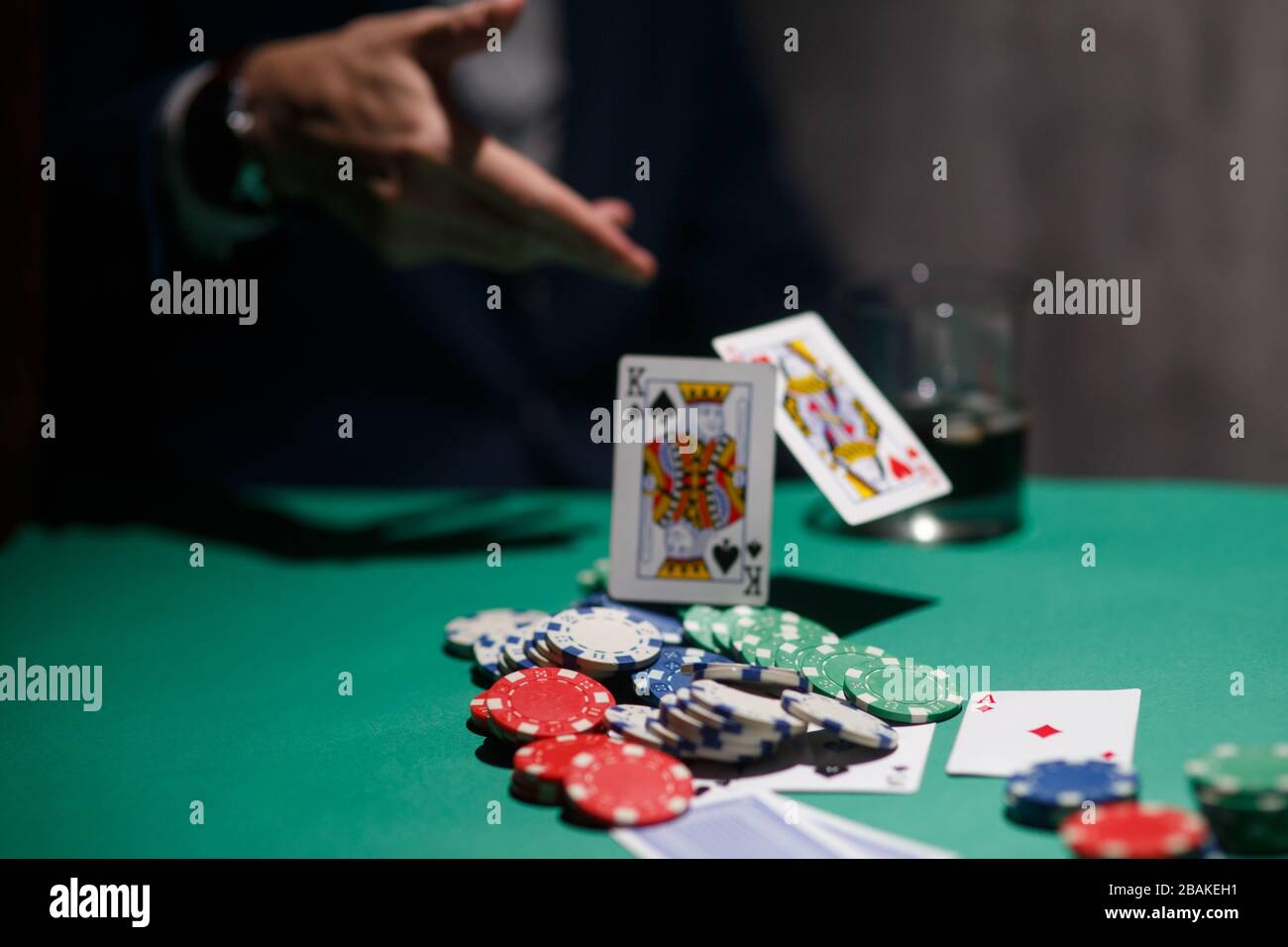 jeu de poker professionnel. table de poker avec deux jeux. le joueur de poker se plie en lançant des cartes sur la table Banque D'Images