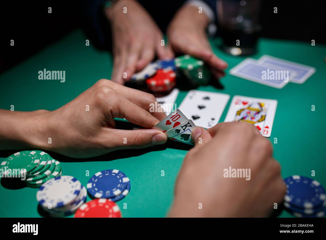 le joueur de poker parie toutes les jetons. Gros risques de poker. Table de poker et mains de près Banque D'Images