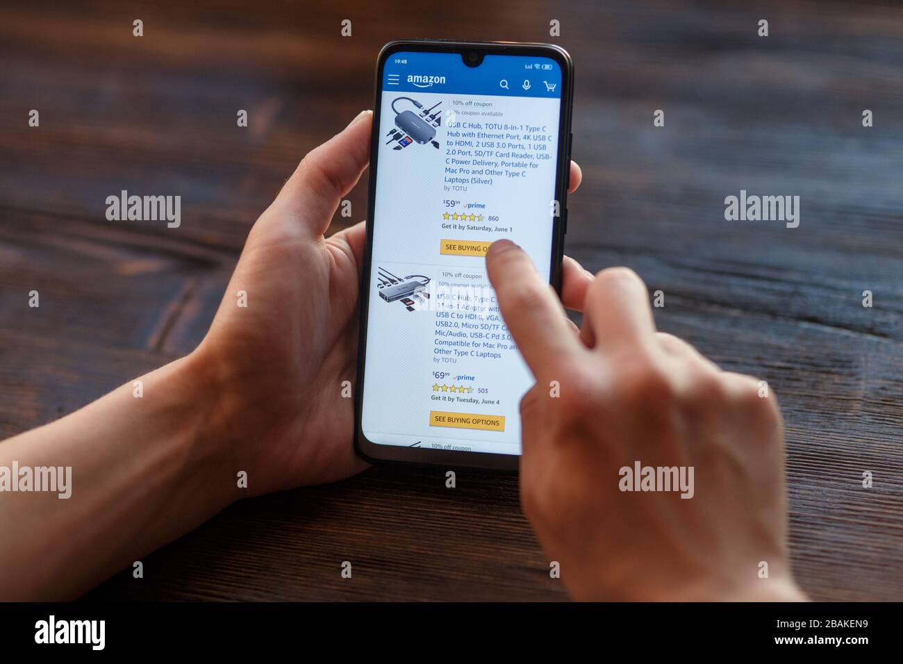 achats en ligne par téléphone. mains avec le téléphone achats en gros plan  par amazon Photo Stock - Alamy