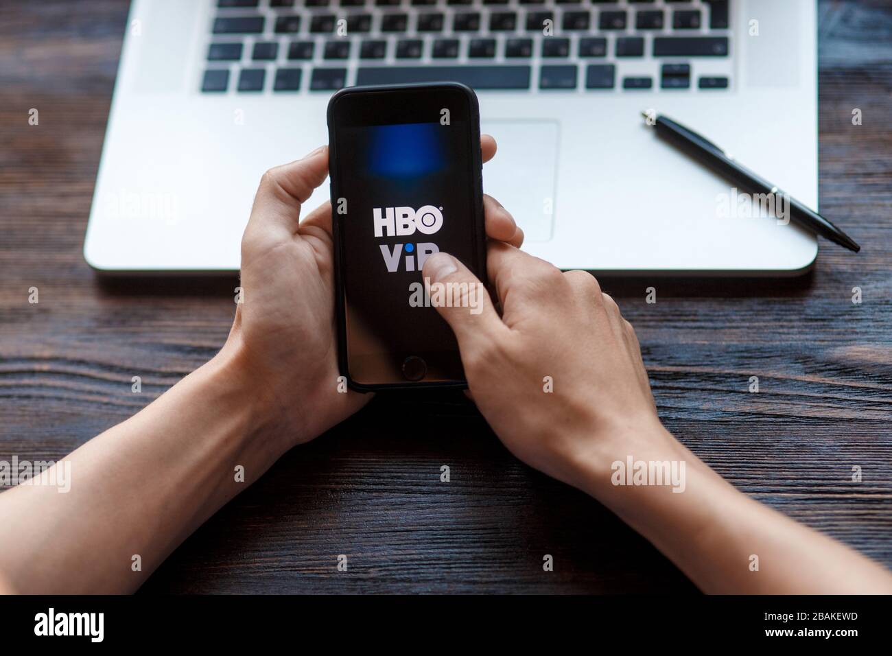 Saint-Pétersbourg, Russie, mars 26 : mains de femmes tenant un smartphone  avec le logo HBO avant le spectacle à l'écran, regardant une chaîne hbo en  streaming Photo Stock - Alamy