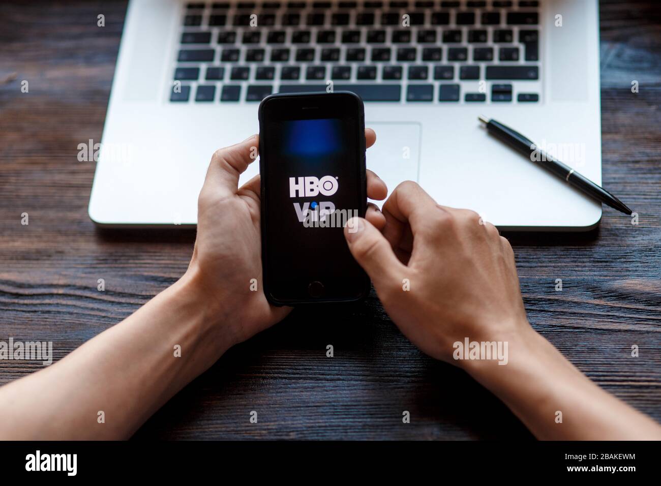 Saint-Pétersbourg, Russie, mars 26 : mains de femmes tenant un smartphone avec le logo HBO avant le spectacle à l'écran, regardant une chaîne hbo en streaming Banque D'Images