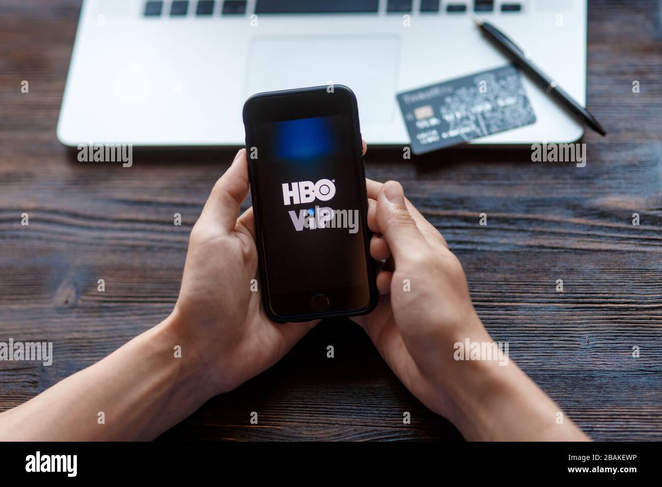 Saint-Pétersbourg, Russie, mars 26 : mains de femmes tenant un smartphone avec le logo HBO avant le spectacle à l'écran, regardant une chaîne hbo en streaming Banque D'Images