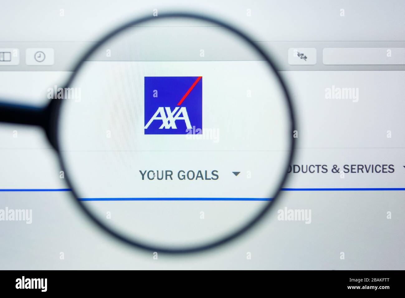 Los Angeles, Californie, Etats-Unis - 12 juin 2019 : Editorial illustratif de la page d'accueil du site d'AXA. Logo AXA visible sur l'écran Banque D'Images