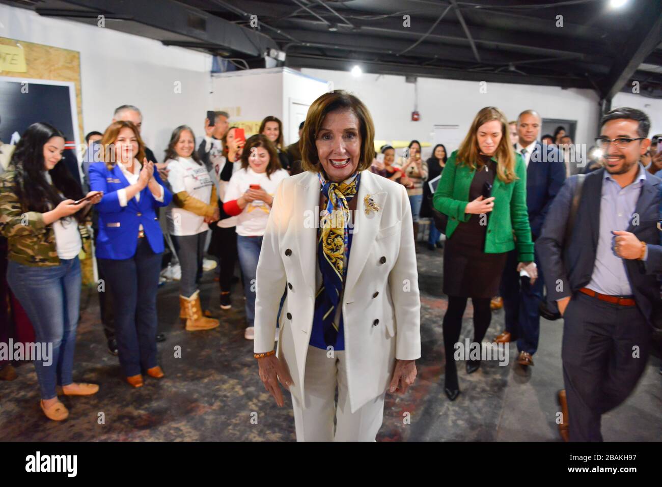 Le Président de la Chambre NANCY PELOSI arrive pour parler aux partisans du député HENRY CUELLAR lors d'un arrêt de campagne au siège de Cuellar à Laredo, Tx. Avant le primaire du Texas. Banque D'Images