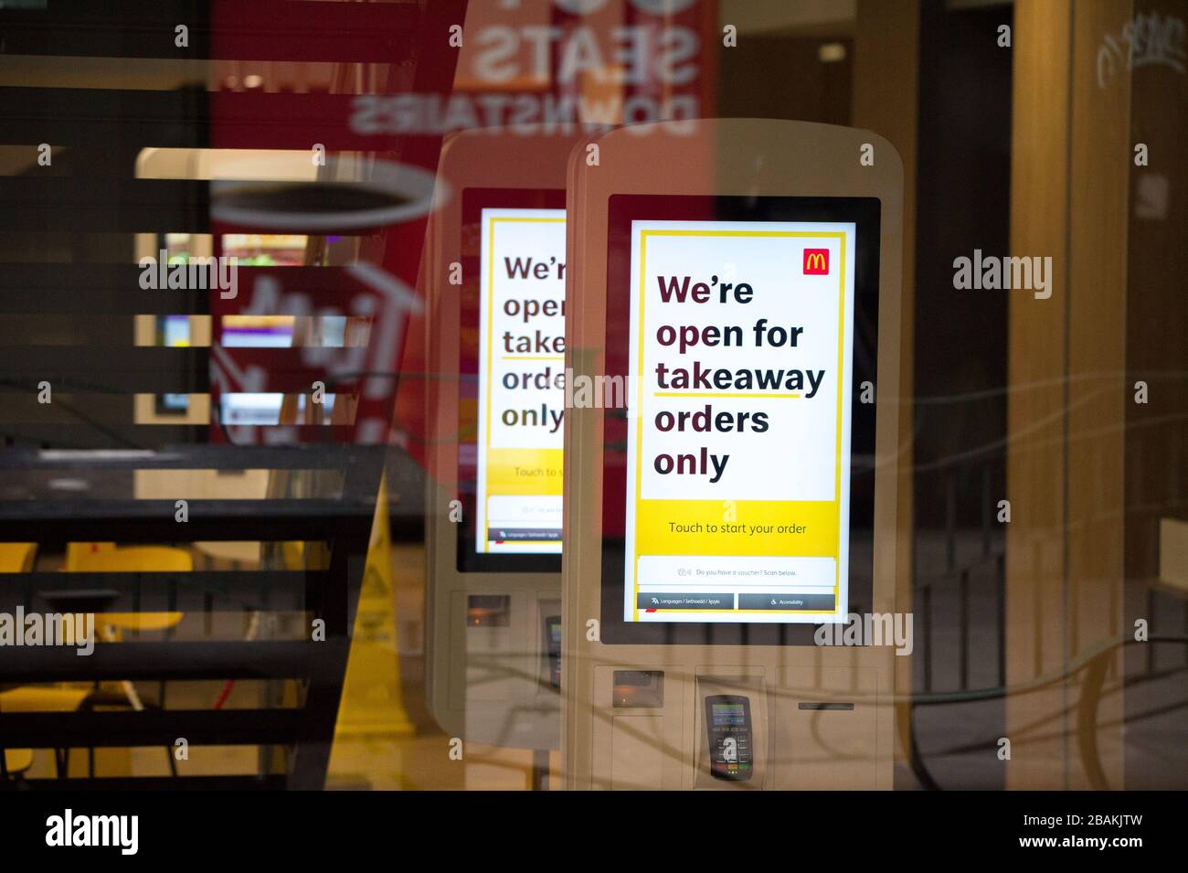 Glasgow, Royaume-Uni. 27 mars 2020. Photo : panneau affiché sur l'écran d'auto-commande dans un restaurant McDonald's fermé informant les clients « nous sommes ouverts uniquement pour les commandes à emporter ». Avis de boutique informant les clients qu'ils sont fermés en raison de la pandémie de coronavirus qui a forcé Glasgow à se verrouiller. La pandémie de coronavirus a forcé le gouvernement britannique à ordonner la fermeture de toutes les grandes villes britanniques et à faire en sorte que les gens restent chez eux. Banque D'Images