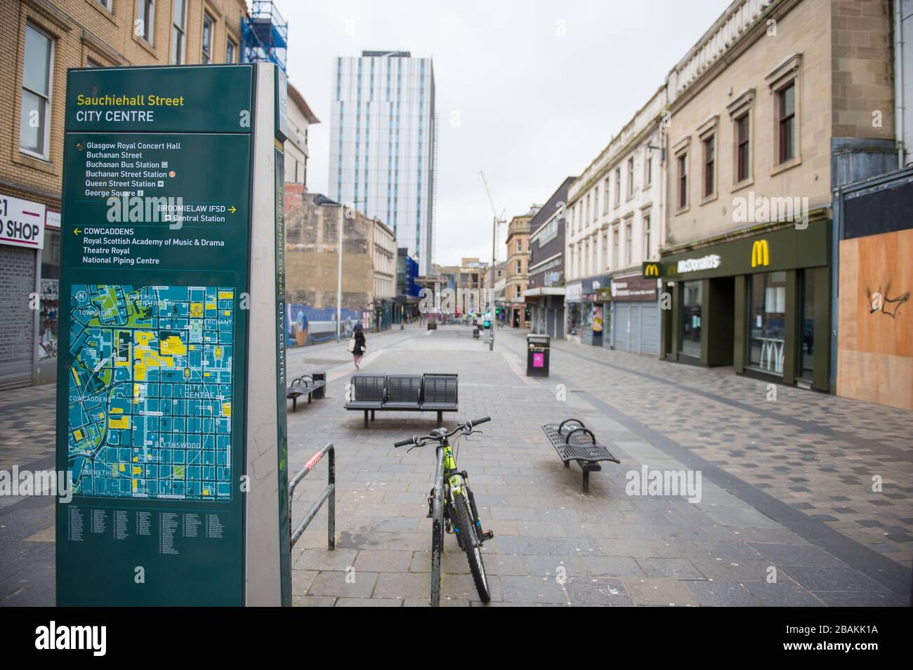 Glasgow, Royaume-Uni. 27 mars 2020. Photo : vue sur le centre-ville de Glasgow montrant des rues vides, des boutiques fermées et des gares vides pendant ce qui serait normalement une scène de rue animée avec des clients et des personnes travaillant dans la ville. La pandémie de coronavirus a forcé le gouvernement britannique à ordonner la fermeture de toutes les grandes villes britanniques et à faire en sorte que les gens restent chez eux. Banque D'Images
