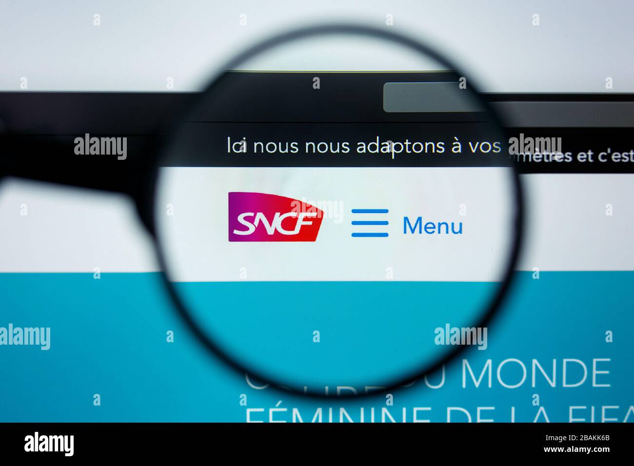 Los Angeles, Californie, Etats-Unis - 12 juin 2019 : Editorial illustratif du site web de la SNCF. Logo SNCF visible sur l'écran Banque D'Images