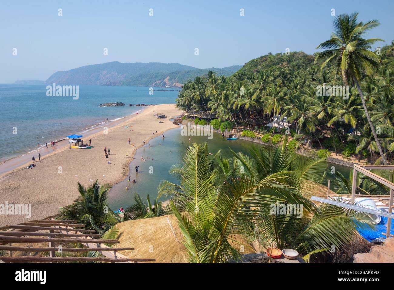 Belle vue sur la plage de Cola et le lagon créé par le flux de la rivière dans la mer d'Arabie séparée par une bande de sable et de palmiers à noix de coco Banque D'Images