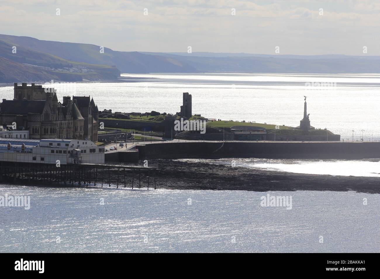 Aberystwyth Wales UK Covid-19 a été verrouillé le 28 mars 2020. Un samedi après-midi lumineux et ensoleillé et la station balnéaire d'Aberystwyth est en grande partie désertée avec la plupart des personnes observant le gouvernement a imposé le verrouillage en raison de l'épidémie de Coronavirus, Covid-19. Ceux qui s'aventurent prennent le temps de faire de l'exercice sur la promenade et la plage de bord de mer, très fréquentée, au cours d'une belle journée de printemps autour de la côte galloise. Crédit: mike davies/Alay Live News Banque D'Images