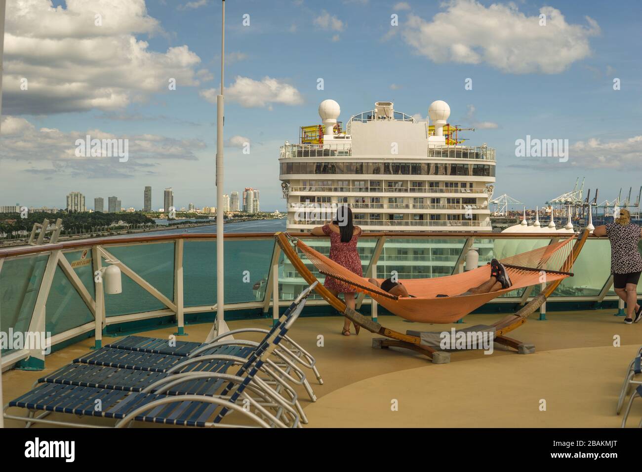 Bateau de croisière sur la voie navigable intercôtière en partant du port de Floride. Grand bateau et horizon de Miami en arrière-plan. Banque D'Images