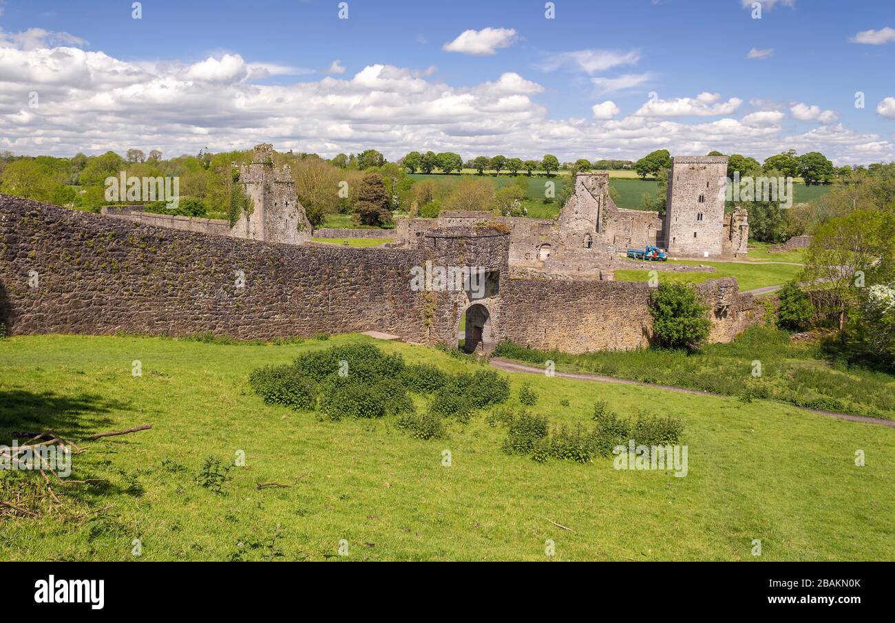 Fortifications médiévales d'un grand priory dans le comté de Kilkenny, Irlande. Banque D'Images