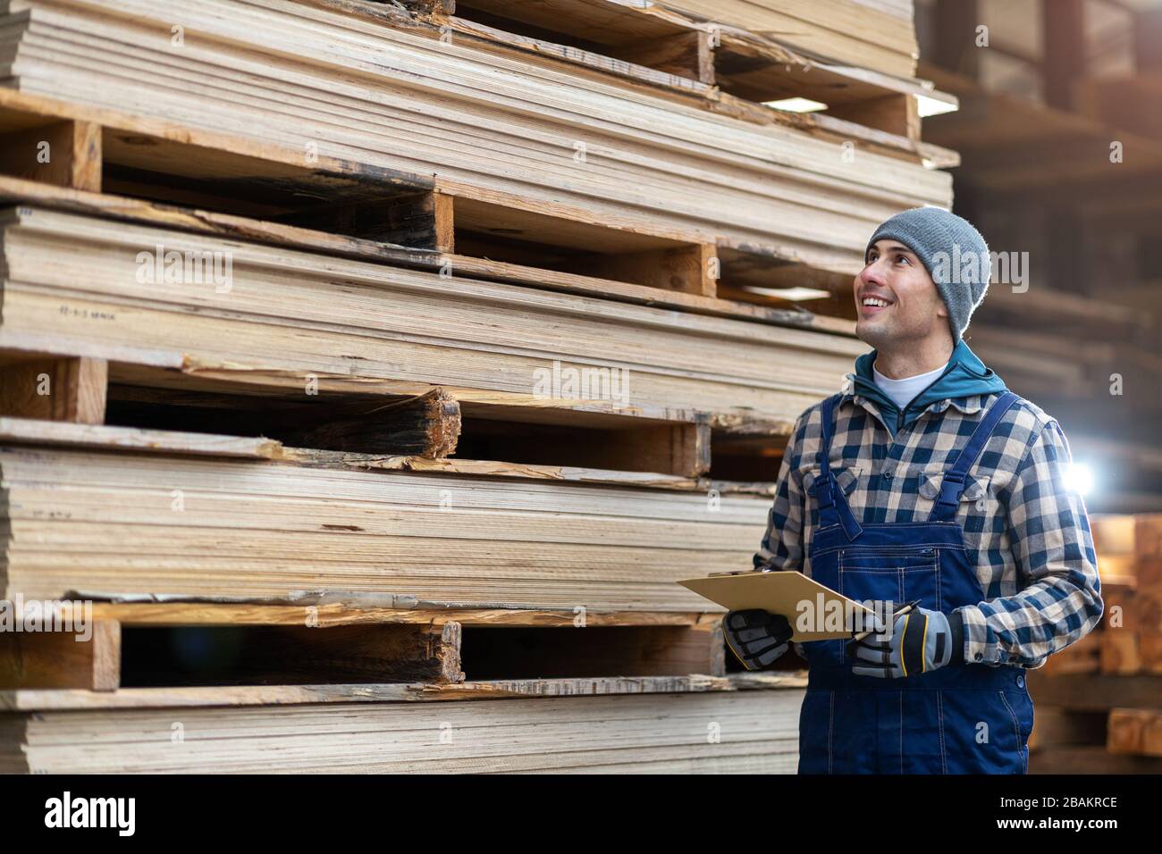 Jeune travailleur masculin dans l'entrepôt de bois Banque D'Images