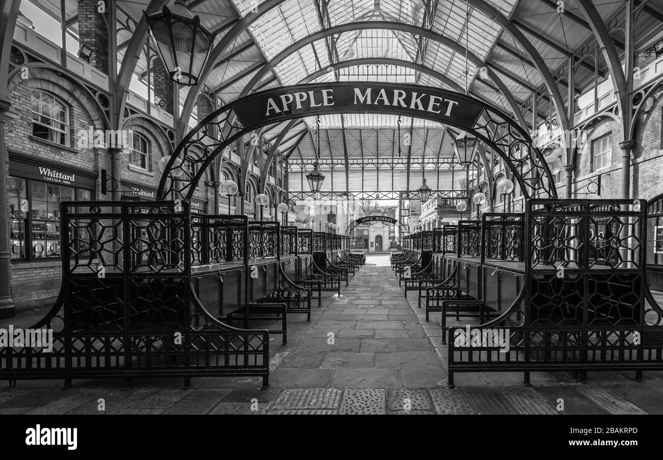 Le marché Apple en noir et blanc dans un jardin déserté Covent pendant le maintien à Londres après la pandémie de coronavirus. Banque D'Images