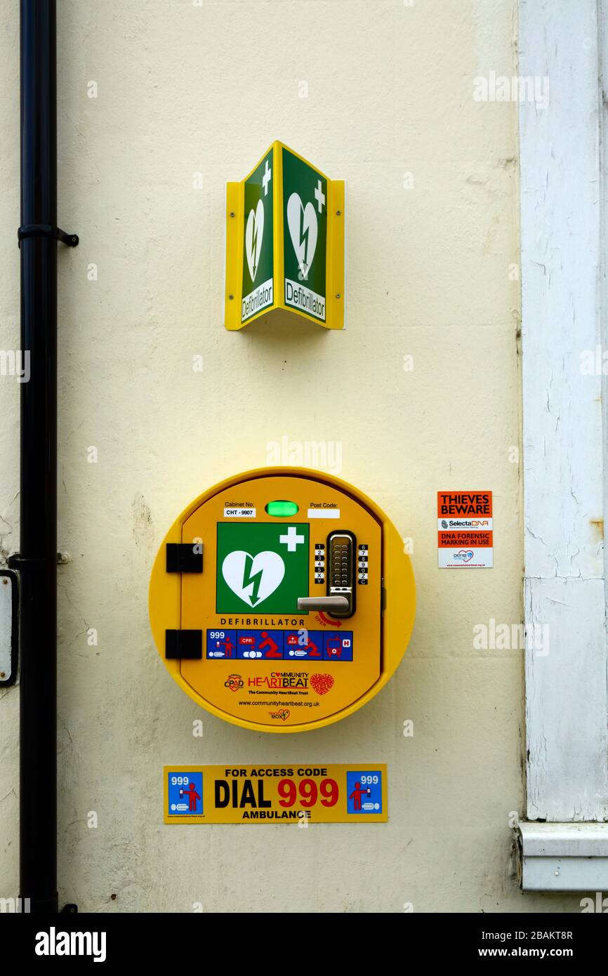 Défibrillateur Community Heartbeat Trust situé à l'angle de Springfield Road et London Road, Southborough, Kent, Angleterre Banque D'Images