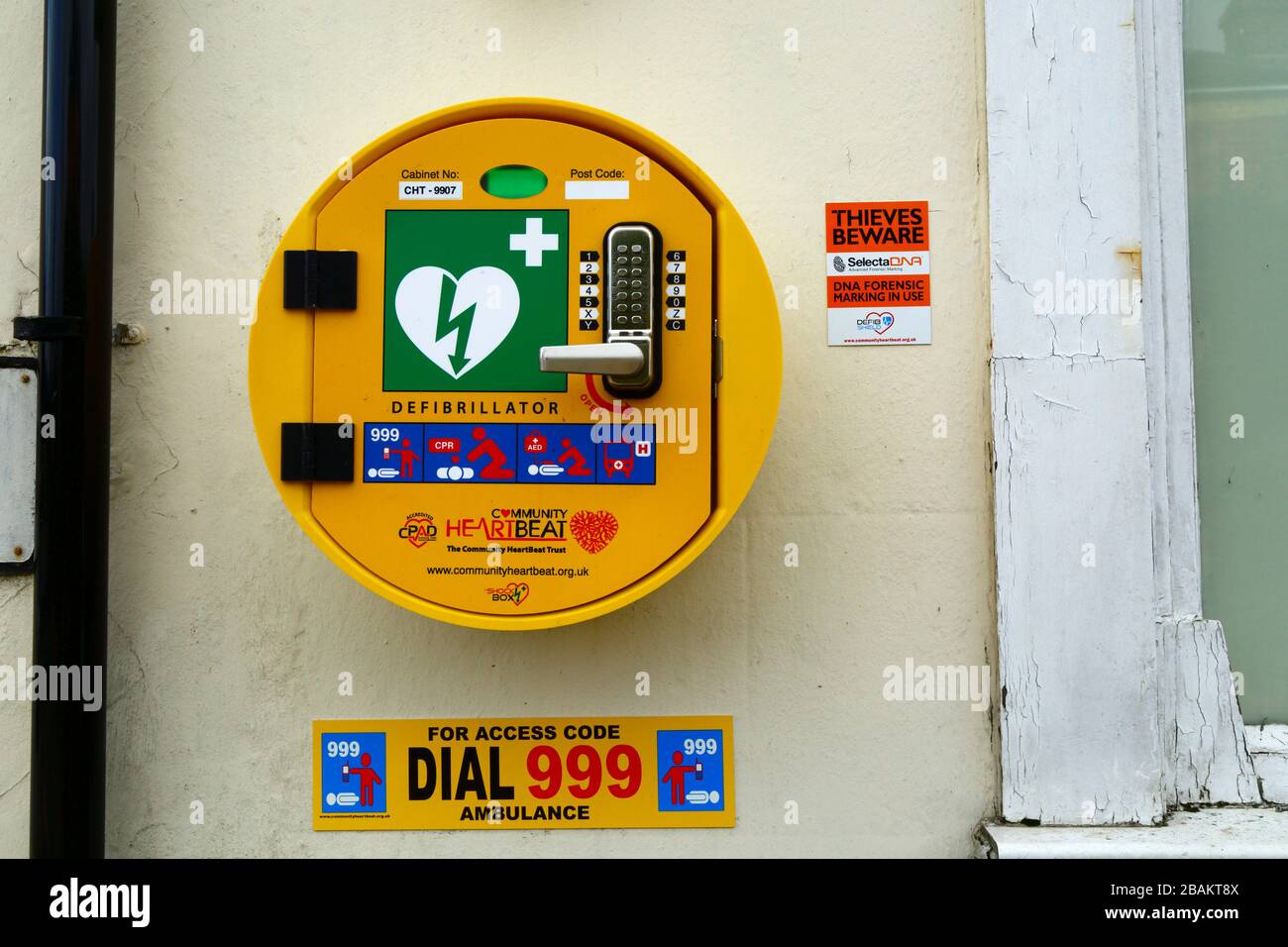 Défibrillateur Community Heartbeat Trust situé à l'angle de Springfield Road et London Road, Southborough, Kent, Angleterre Banque D'Images