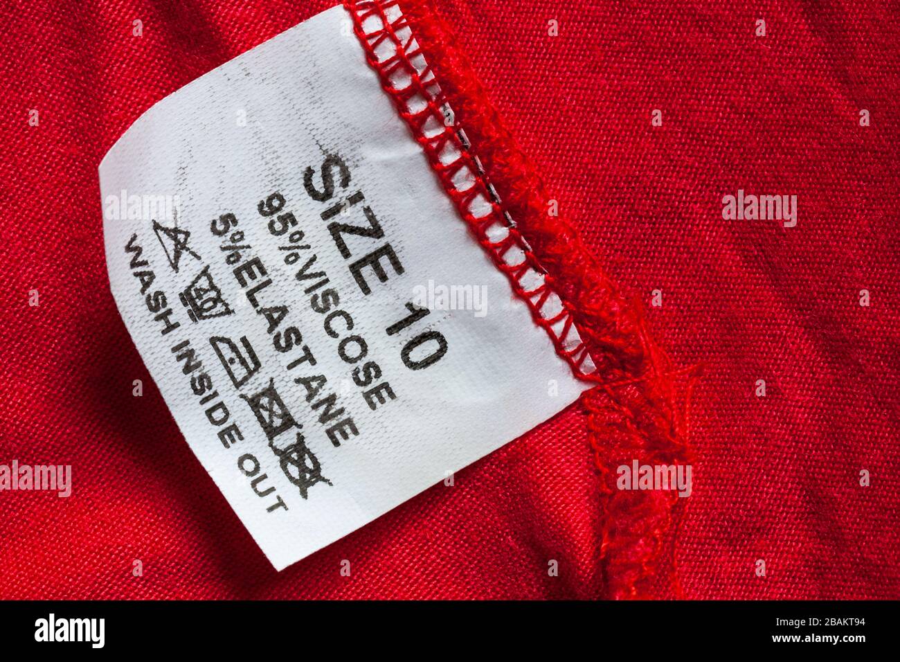 95 % viscose 5 % élasthanne étiquette dans les vêtements de dessus rouge  pour femme taille 10 avec instructions de lavage - laver à l'intérieur  Photo Stock - Alamy