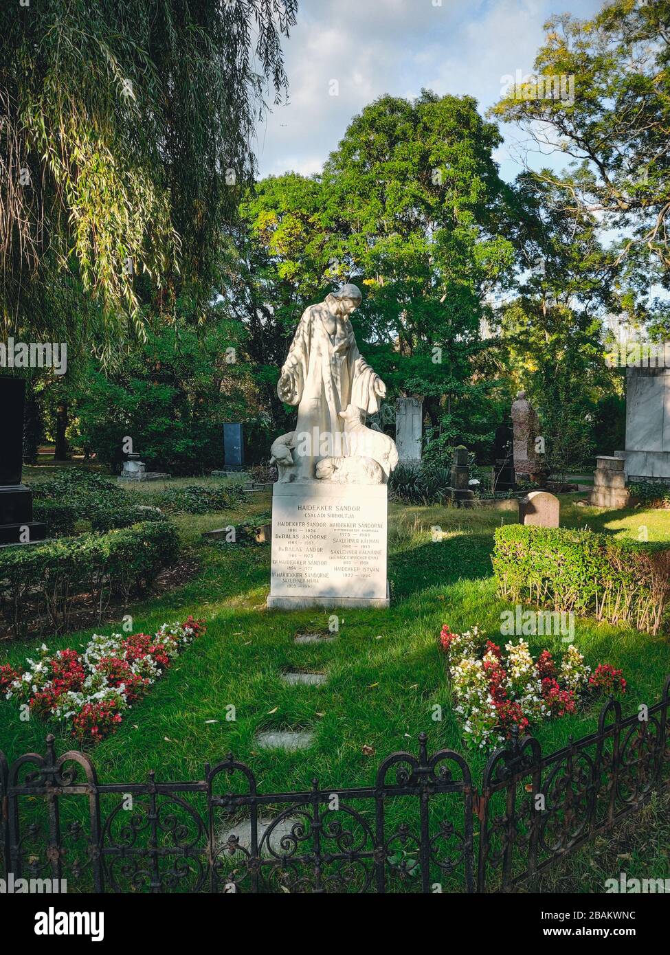 Vieille tombe avec un monument à une personne célèbre dans le cimetière. Statue en pierre architecturale, ancienne tombe historique et monument funéraire. Budapest, Hongrie. Banque D'Images