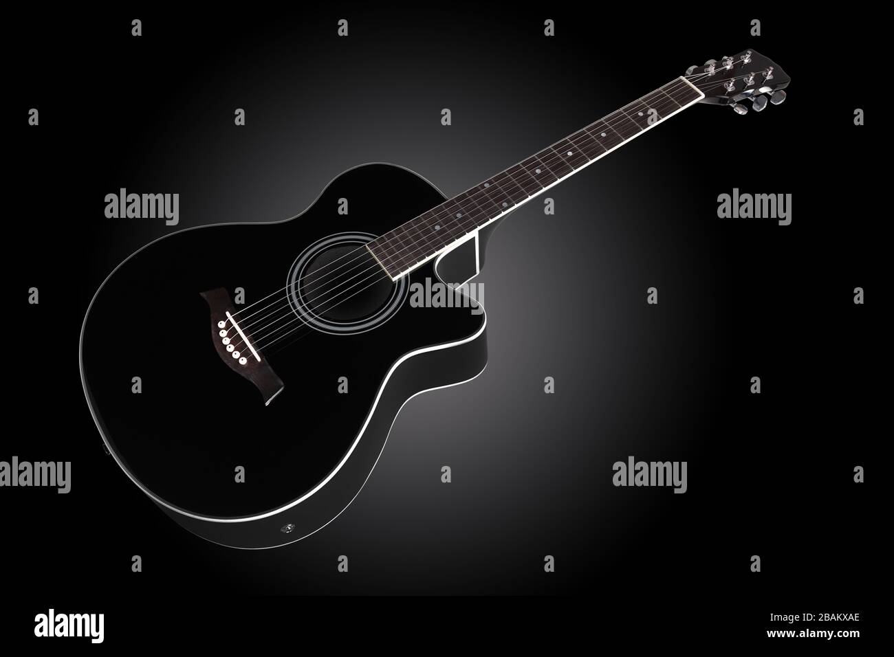 guitare inclinée sur fond sombre gradué avec espace de copie Banque D'Images