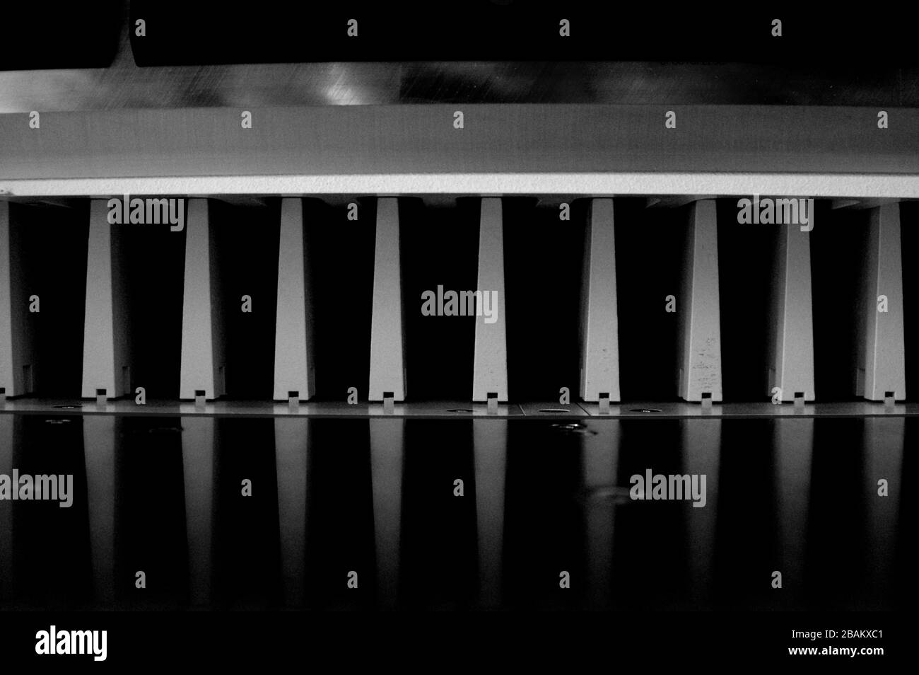 Découpe du papier sur une guillotine. Imprimerie. Fraise pour la découpe du papier. Banque D'Images