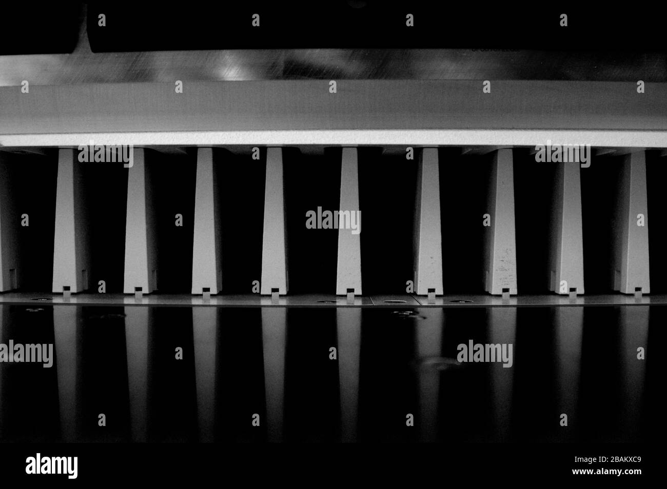 Découpe du papier sur une guillotine. Imprimerie. Fraise pour la découpe du papier. Banque D'Images