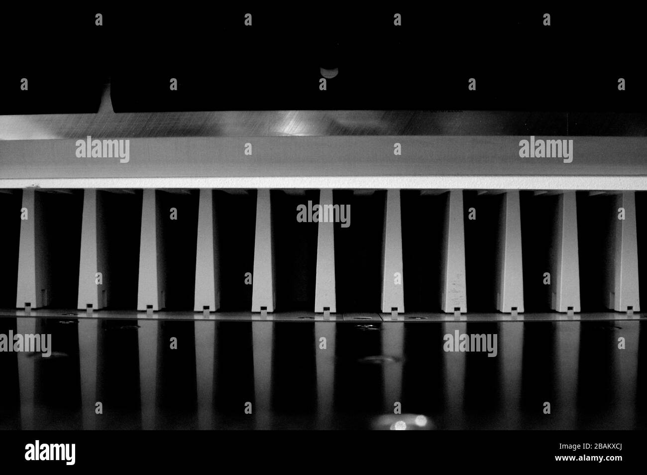 Découpe du papier sur une guillotine. Imprimerie. Fraise pour la découpe du papier. Banque D'Images