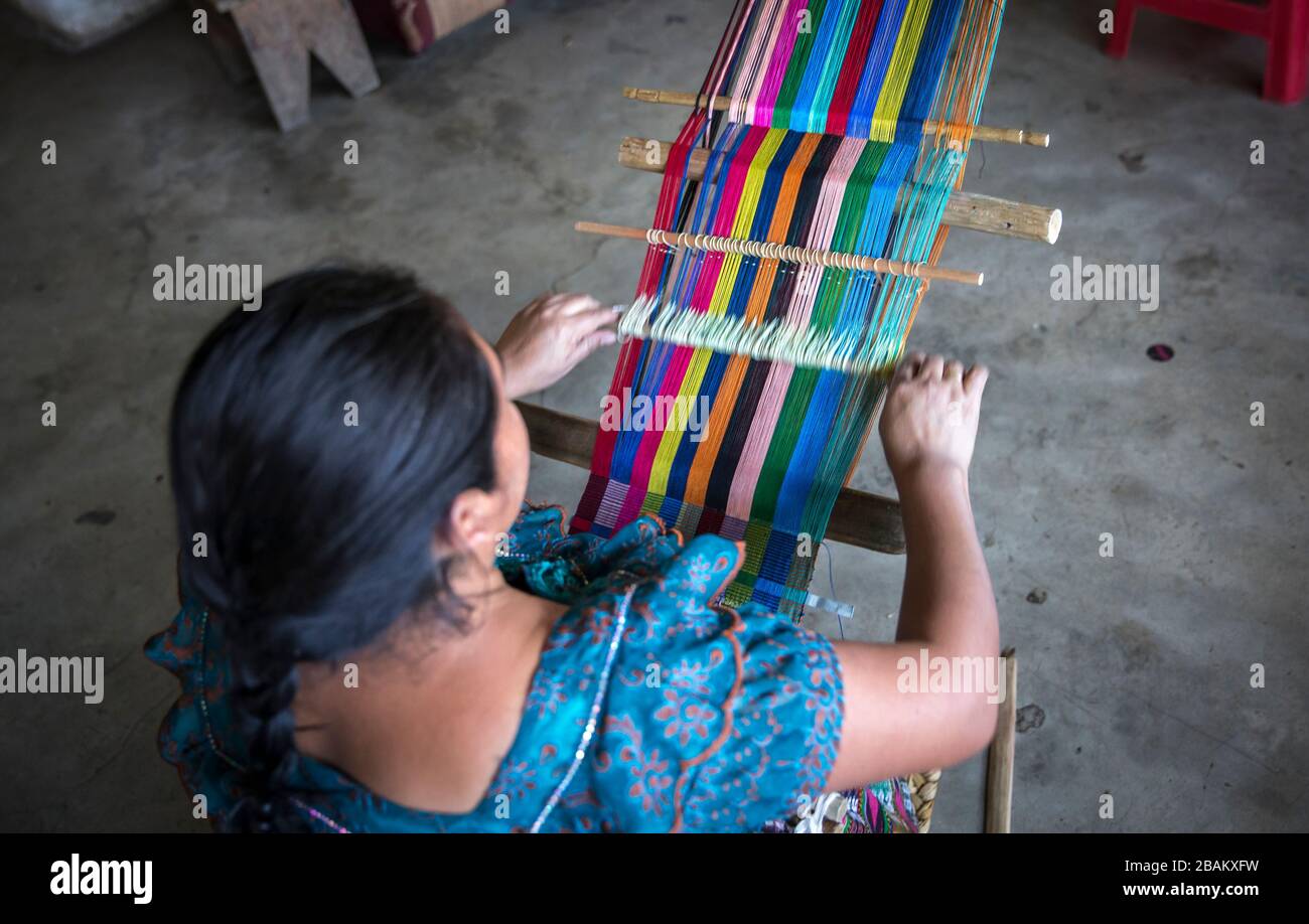 Lac Atitaln, Guatemala, 26 février 2020 : tissage de femmes mayas colorées, tissus traditionnels Banque D'Images