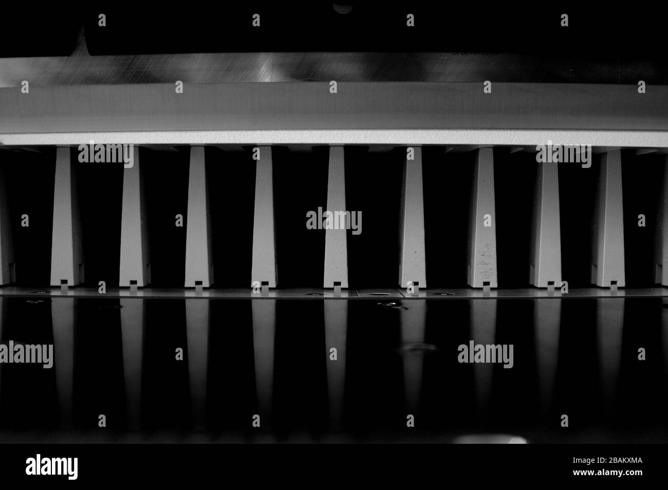 Découpe du papier sur une guillotine. Imprimerie. Fraise pour la découpe du papier. Banque D'Images