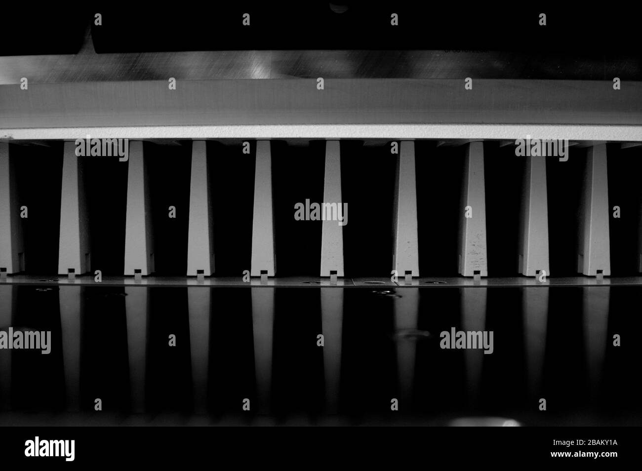 Découpe du papier sur une guillotine. Imprimerie. Fraise pour la découpe du papier. Banque D'Images