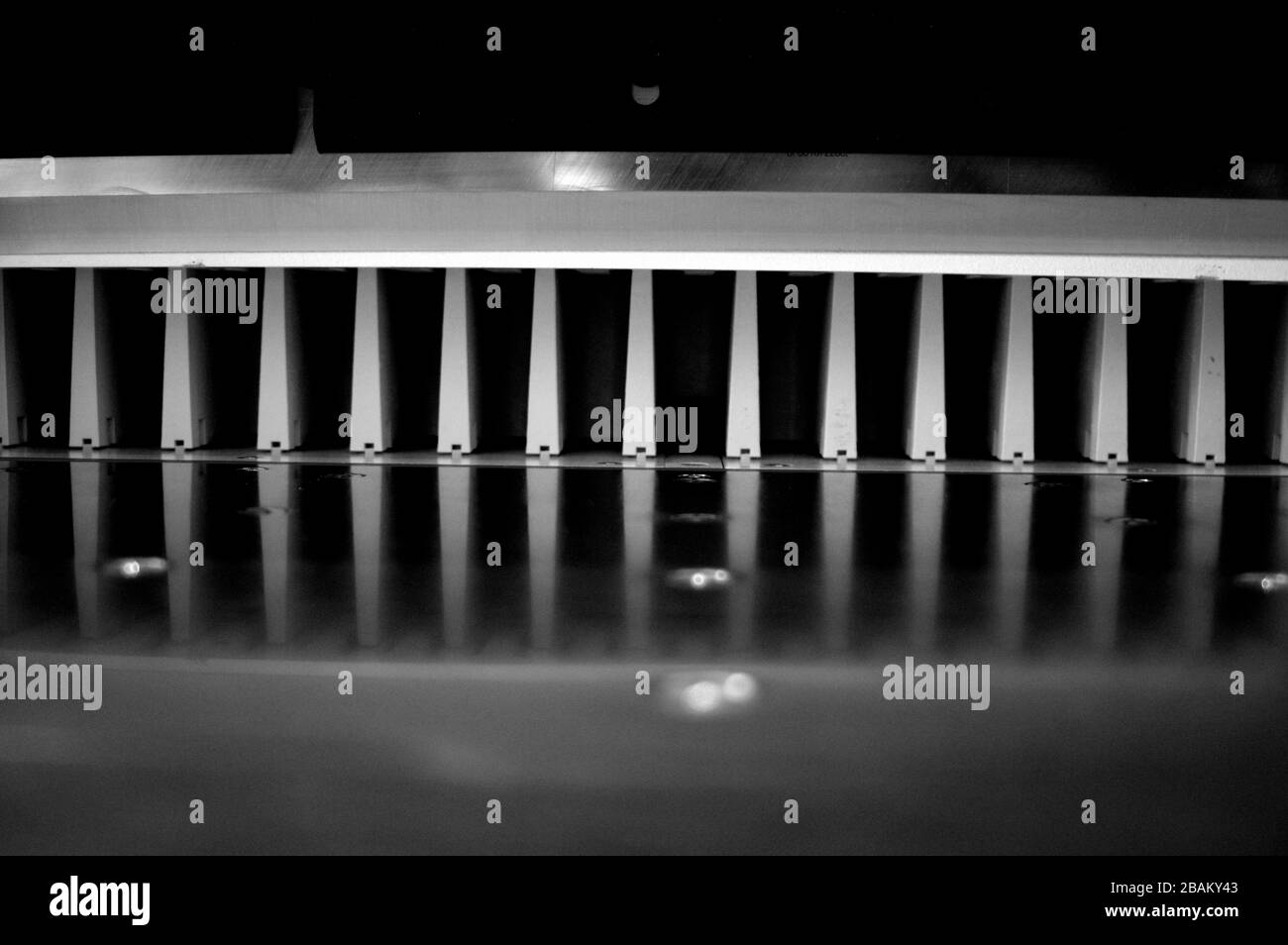 Découpe du papier sur une guillotine. Imprimerie. Fraise pour la découpe du papier. Banque D'Images